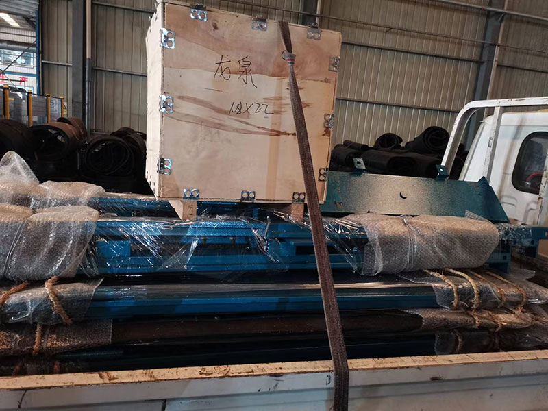 礦安重工一批無(wú)壓風(fēng)門(mén)裝車發(fā)貨