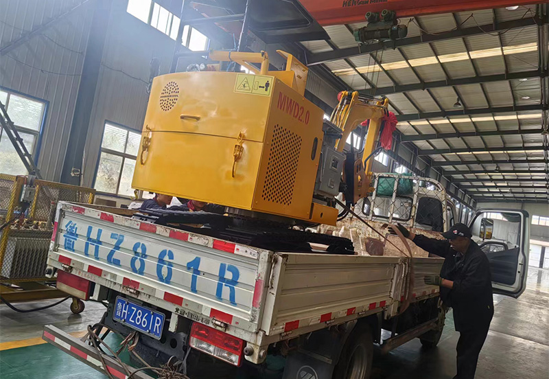 礦安重工生產的煤礦用巷道修復機裝車發貨