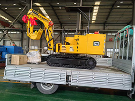 山東礦安重工生產(chǎn)的小型礦用挖掘機裝車發(fā)貨